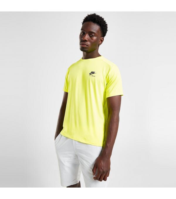 Πέρασε τα street ‘fits σου στο επόμενο επίπεδο με το Air Max Performance T-Shirt της Nike, σε αυτό το έντονο κίτρινο colourway! Από ελαστικό και αναπνεύσιμο ύφασμα που χαρίζει άνεση που διαρκεί όλη μέρα, διαθέτει στρογγυλή λαιμόκοψη και κοντά μανίκια για καθημερινή χρήση. Είναι ενισχυμένο με τεχνολογία Dri-FIT που απομακρύνει τον ιδρώτα και προσφέρει στεγνή και δροσερή αίσθηση, ενώ το Air Max graphic στην πλάτη δίνει την τέλεια πινελιά.             Σύνθεση & Φροντίδα Ύφασμα: 88% Πολυεστέρας/ 12% Ελαστάνη  Φροντίδα: Πλύσιμο στο πλυντήριο              Size & Fit Eφαρμογή: Κανονική Διαστάσεις Μοντέλου: Το μοντέλο έχει ύψος 186 εκ, στήθος 92 εκ και φοράει μέγεθος Medium            Άλλες Πληροφορίες Χρώμα: Κίτρινο         