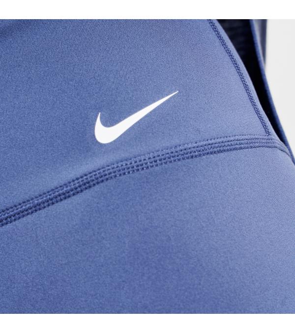 Το σορτς ποδηλασίας Nike One είναι ένα ευέλικτο κομμάτι για κάθε δραστηριότητα, από την προπόνηση μέχρι τις στιγμές χαλάρωσης. Η εξαιρετικά άνετη σχεδίαση απομακρύνει τον ιδρώτα, προσφέροντας στεγνή αίσθηση. Επιπλέον, η αδιαφανής σχεδίαση εξασφαλίζει απόλυτη σιγουριά και κάλυψη. Διαθέτει δύο κρυφές τσέπες στη ζώνη μικρού μεγέθους και μία ευρύχωρη στο πίσω μέρος Πληροφορίες • Σύνθεση: 78-79% πολυεστέρας, 21-22% Σπάντεξ • Στενή εφαρμογή • Το ελαστικό ύφασμα με τεχνολογία Dri-FIT απομακρύνει τον ιδρώτα από το δέρμα •Το ύφασμα με αδιαφανή σχεδίαση χαρίζει απόλυτη κάλυψη στα βαθιά καθίσματα. • Δύο κρυφές τσέπες στη ζώνη .Η τσέπη πίσω είναι αρκετά ευρύχωρη για την αποθήκευση του τηλεφώνου σου. • Μήκος εσωτερικής ραφής: 18 cm • Μεσαίο ύψος Extra Λεπτομέρειες • Λογότυπο Swoosh • Χρώμα: Μπλε