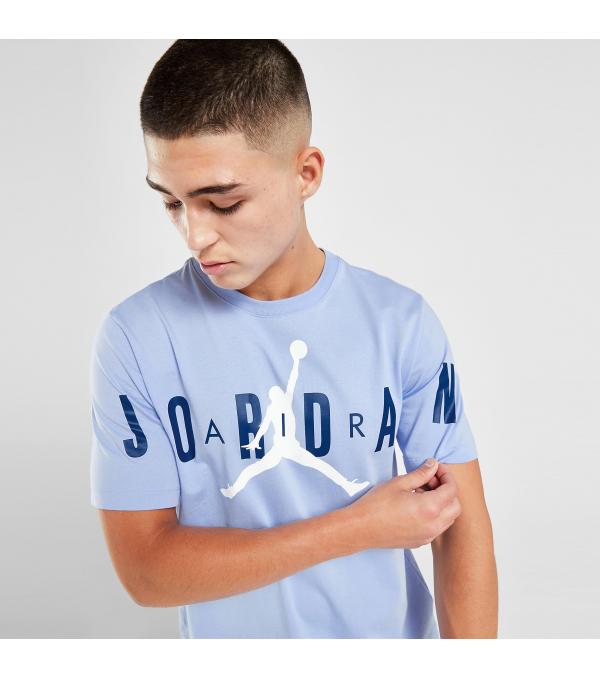 Αναβάθμισε τα everyday staples σου με το Air Stretch της Jordan, σε γαλάζιο colourway. Αυτό το regular-fit tee είναι κατασκευασμένο από μαλακό και ανάλαφρο ύφασμα ώστε να χαρίζει την μέγιστη άνεση. Διαθέτει ριμπ λαιμόκοψη και κοντά μανίκια, ενώ υπογράφεται με το legendary Jumpman logo και το Jordan wordmark.             Σύνθεση & Φροντίδα Ύφασμα: 100% βαμβάκι Φροντίδα: Πλύσιμο στο πλυντήριο              Size & Fit Eφαρμογή: Κανονική Διαστάσεις Μοντέλου: Το μοντέλο έχει ύψος 185 εκ, στήθος 99 εκ και φοράει μέγεθος Medium            Άλλες Πληροφορίες Χρώμα: Μπλε        