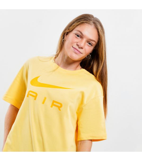 Οδήγησε τα chill day looks σου σε άλλο level με το Air Boyfriend T-Shirt της Nike, σε κίτρινο colourway. Είναι κατασκευασμένο σε άνετη γραμμή για super laidback vibes, από μαλακό και αναπνεύσιμο βαμβακερό ύφασμα που αφήνει τέλεια αίσθηση στο δέρμα. Διαθέτει ριμπ λαιμόκοψη και ριχτούς ώμους, και υπογράφεται με το Nike branding για OG ύφος.             Σύνθεση & Φροντίδα Ύφασμα: 100% Βαμβάκι Φροντίδα: Πλύσιμο στο πλυντήριο              Size & Fit Eφαρμογή: Άνετη Διαστάσεις Μοντέλου: Το μοντέλο έχει ύψος 173 εκ και φοράει μέγεθος Small            Άλλες Πληροφορίες Χρώμα: Κίτρινο        