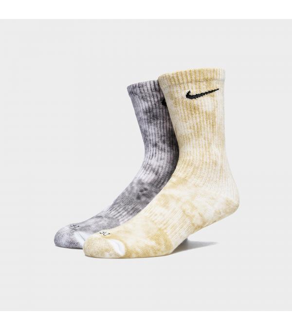 Είτε στη προπόνηση είτε στην βόλτα, κράτα τα πόδια σου super comfy με τις Unisex 2-Pack Everyday Plus Cushioned Tie-Dye Socks της Nike, σε γκρι και κίτρινο colourway. Αυτές οι ριμπ crew κάλτσες είναι κατασκευασμένες από μαλακό και αναπνεύσιμο ύφασμα για άνετη εφαρμογή, ενώ είναι εμπλουτισμένες με τεχνολογία Dri-FIT για δροσερή και στεγνή αίσθηση όλη μέρα. Με την καμάρα να προσφέρει έξτρα στήριξη, υπογράφονται με το signature Swoosh logo.             Σύνθεση & Φροντίδα Ύφασμα: 67% Βαμβάκι/ 30% Πολυεστέρας/ 2% Ελαστάνη/ 1% Νάιλον Φροντίδα: Πλύσιμο στο πλυντήριο              Size & Fit Eφαρμογή: Κανονική Μήκος: Ψηλές            Άλλες Πληροφορίες Χρώμα: Γκρι/Κίτρινο Τεχνολογία: Dri-FIT με υδροαπωθητικές ιδιότητες  Περιλαμβάνει: 2 Ζευγάρια        