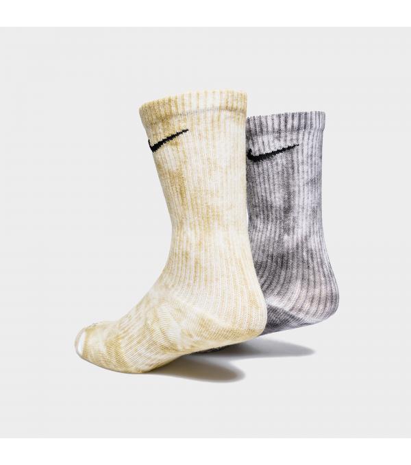 Είτε στη προπόνηση είτε στην βόλτα, κράτα τα πόδια σου super comfy με τις Unisex 2-Pack Everyday Plus Cushioned Tie-Dye Socks της Nike, σε γκρι και κίτρινο colourway. Αυτές οι ριμπ crew κάλτσες είναι κατασκευασμένες από μαλακό και αναπνεύσιμο ύφασμα για άνετη εφαρμογή, ενώ είναι εμπλουτισμένες με τεχνολογία Dri-FIT για δροσερή και στεγνή αίσθηση όλη μέρα. Με την καμάρα να προσφέρει έξτρα στήριξη, υπογράφονται με το signature Swoosh logo.             Σύνθεση & Φροντίδα Ύφασμα: 67% Βαμβάκι/ 30% Πολυεστέρας/ 2% Ελαστάνη/ 1% Νάιλον Φροντίδα: Πλύσιμο στο πλυντήριο              Size & Fit Eφαρμογή: Κανονική Μήκος: Ψηλές            Άλλες Πληροφορίες Χρώμα: Γκρι/Κίτρινο Τεχνολογία: Dri-FIT με υδροαπωθητικές ιδιότητες  Περιλαμβάνει: 2 Ζευγάρια        