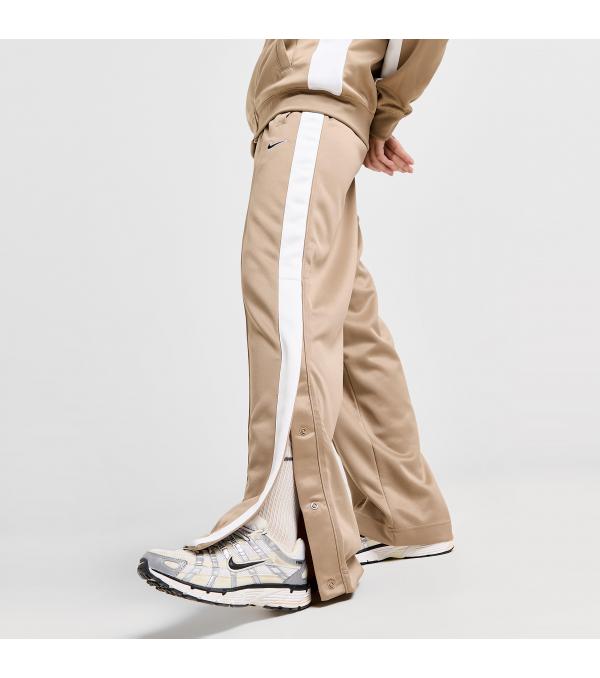 Πρόσθεσε retro energy σε κάθε σου street 'fit με το Street Wide Leg παντελόνι φόρμας της Nike. Έρχεται σε vintage-inspired καφέ colourway, από σούπερ μαλακό και ανάλαφρο ύφασμα ώστε να εξασφαλίζει άνεση καθ' όλη τη διάρκεια της ημέρας. Διαθέτει ελαστική μέση με κορδόνι για να προσαρμόζεις την εφαρμογή στα μέτρα σου, τσέπες για εύκολη πρόσβαση σε μικρά αντικείμενα, αλλά και κουμπιά στα τελειώματα στα ρεβέρ για να κάνεις switch up το στιλ σου.             Σύνθεση & Φροντίδα Ύφασμα: 100% Πολυεστέρας Φροντίδα: Πλύσιμο στο πλυντήριο              Size & Fit Eφαρμογή: Άνετη Μέση: Ελαστική ζώνη με κορδόνι Μπατζάκια: Φαρδιά Διαστάσεις Μοντέλου: Το μοντέλο έχει ύψος 168 εκ και φοράει μέγεθος Small            Άλλες Πληροφορίες Χρώμα: Καφέ Τσέπες: Δύο πλαϊνές        