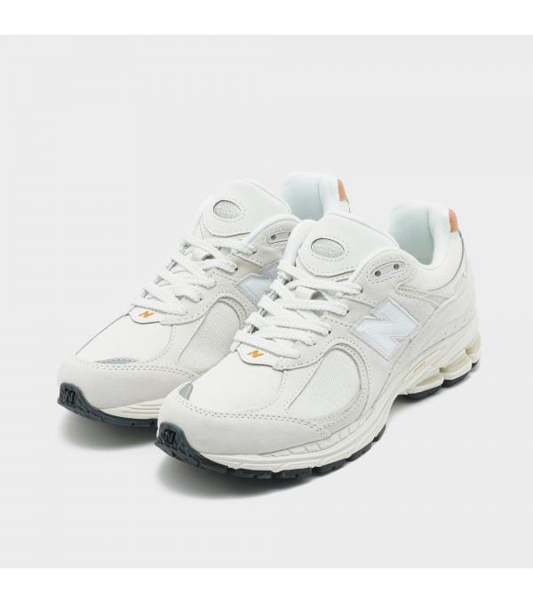 Go retro με τα 2002R sneakers της New Balance, σε λευκό colourway. Αυτά τα running-inspired sneaks διαθέτουν λείο και ανθεκτικό άνω μέρος από μείγμα σουέτ και υφασμάτινων υλικών για άνετη εφαρμογή και premium vibes. Κάτω από το πόδι, η αφρώδης ενδιάμεση σόλα είναι ενισχυμένη με τεχνολογία ABZORB SBS που απορροφά πλήρως τους κραδασμούς, ενώ η εξωτερική σόλα από καουτσούκ υπόσχεται απόλυτη πρόσφυση.         Σύνθεση & Φροντίδα Άνω Μέρος: Δερμάτινο & Υφασμάτινο Σόλα: Συνθετική Εξωτερική Σόλα: Καουτσούκ              Size & Fit Eφαρμογή: Κανονική            Άλλες Πληροφορίες Χρώμα: Λευκό Κλείσιμο: Κορδόνια Τεχνολογία: ABZORB & N-ergy        