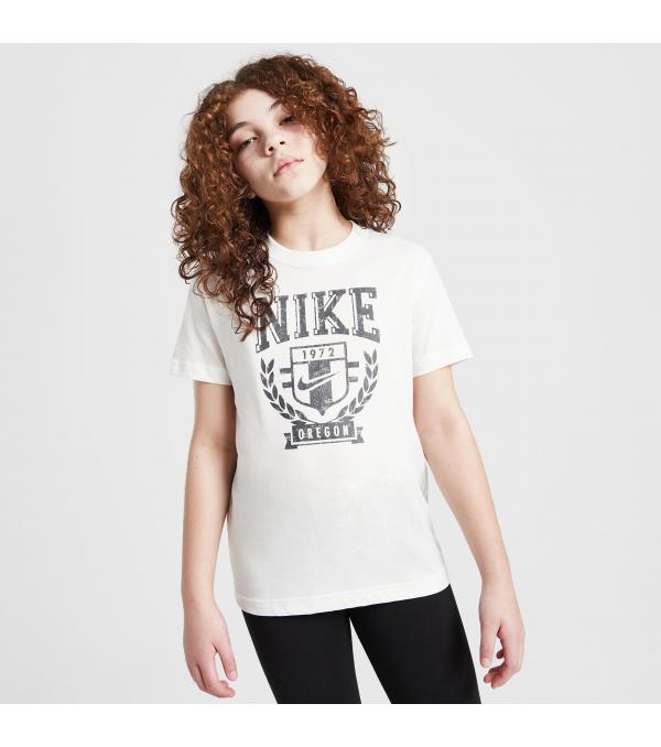 Πρόσθεσε campus-inspired vibes στις εμφανίσεις σου με το Trend Boyfriend T-shirt της Nike. Είναι σχεδιασμένο σε χαλαρή γραμμή για laidback style, από μαλακό και ανάλαφρο ύφασμα για σούπερ άνετη εφαρμογή. Διαθέτει ριχτούς ώμους, κοντά μανίκια και στρογγυλή λαιμόκοψη για κλασσικό στιλ.             Σύνθεση & Φροντίδα Ύφασμα: 100% Βαμβάκι Φροντίδα: Πλύσιμο στο πλυντήριο              Size & Fit Eφαρμογή: Άνετη            Άλλες Πληροφορίες Χρώμα: Λευκό        