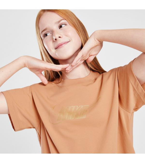 Switch up your everyday style με το Shine T-shirt της Nike, σε πορτοκαλί colourway. Είναι σχεδιασμένο σε χαλαρή γραμμή για να χαρίζει τα απόλυτα laidback vibes, από μαλακό και ανάλαφρο ύφασμα που προσφέρει ασύγκριτη καθημερινή άνεση. Διαθέτει ριμπ λαιμόκοψη και ριχτούς ώμους ώστε να απογειώνει κάθε σου εμφάνιση.              Σύνθεση & Φροντίδα Ύφασμα: 100% Βαμβάκι Φροντίδα: Πλύσιμο στο πλυντήριο              Size & Fit Eφαρμογή: Άνετη            Άλλες Πληροφορίες Χρώμα: Πορτοκαλί        