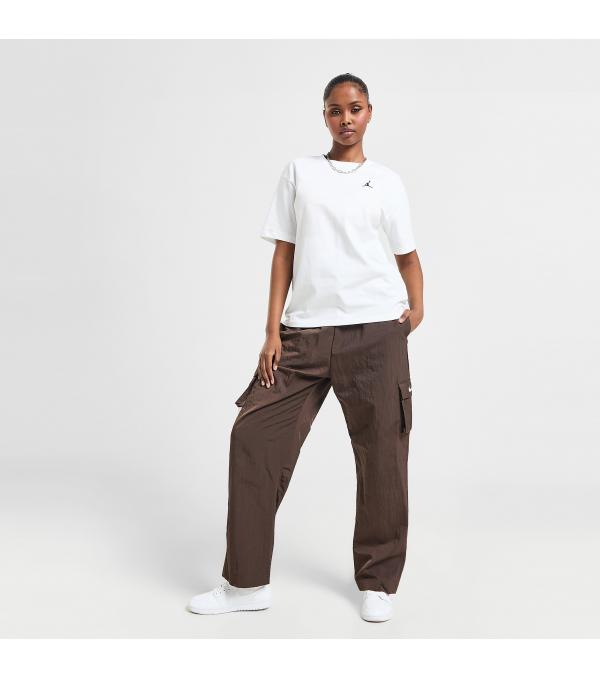 Ανανέωσε τα everyday essentials σου με το Essential T-shirt της Jordan, σε λευκό colourway για να ταιριάζει με κάθε 'fit. Σε κανονική γραμμή, είναι κατασκευασμένο από ανάλαφρο και smooth βαμβακερό ύφασμα ώστε να χαρίζει next-level άνεση, με την ριμπ λαιμόκοψη και τα κοντά μανίκια να ολοκληρώνουν ένα κλασσικό look.             Σύνθεση & Φροντίδα Ύφασμα: 100% βαμβάκι Φροντίδα: Πλύσιμο στο πλυντήριο              Size & Fit Eφαρμογή: Oversized Διαστάσεις Μοντέλου: Το μοντέλο έχει ύψος 175 εκ και φοράει μέγεθος Small              Άλλες Πληροφορίες Χρώμα: Λευκό        