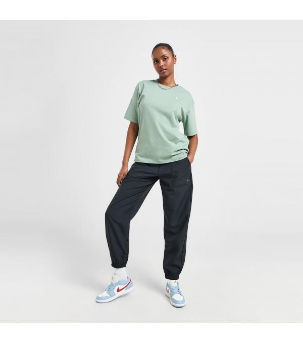 Keep your chill-day style fresh με το Essential T-shirt της Jordan, σε πράσινο colourway. Είναι κατασκευασμένο από μαλακό και ανάλαφρο βαμβακερό ύφασμα ώστε να χαρίζει αξεπέραστη καθημερινή άνεση, ενώ διαθέτει ριμπ λαιμόκοψη για σταθερή εφαρμογή.             Σύνθεση & Φροντίδα Ύφασμα: 100% βαμβάκι Φροντίδα: Πλύσιμο στο πλυντήριο              Size & Fit Eφαρμογή: Oversized Διαστάσεις Μοντέλου: Το μοντέλο έχει ύψος 175 εκ και φοράει μέγεθος Small              Άλλες Πληροφορίες Χρώμα: Πράσινο        