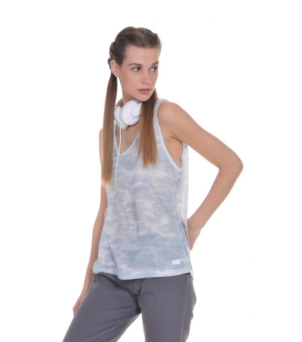 Γυναικεία αμάνικη μπλούζα Bdtk Μotion W Tank Top (1181-903121-00626). • Είναι αμάνικη και διαθέτει λαιμόκοψη τύπου V • Διακοσμείται από print σε όλη την επιφάνεια • Σε στενή γραμμή, με άνετη εφαρμογή • Σύνθεση από 100% πολυεστέρα • Το μοντέλο φοράει νούμερο Μ • Χρώμα: SERENITY