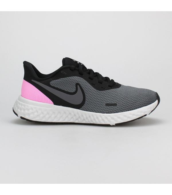 ΕΠΑΝΑΣΤΑΤΙΚΗ ΑΝΕΣΗ. Το γυναικείο running παπούτσι Nike Women's Revolution 5 Grey (BQ3207-004) εξασφαλίζει αντικραδασμική προστασία σε κάθε βήμα από μαλακό αφρό για άνετη εφαρμογή στο τρέξιμο. Το ανάλαφρο πλεκτό υλικό αγκαλιάζει το πέλμα και εξασφαλίζει δροσερή εφαρμογή και στήριξη, ενώ η μινιμαλιστική σχεδίαση ταιριάζει σε κάθε δραστηριότητα της ημέρας σου. Αερισμός του δέρματος και στήριξη Ανάλαφρο πλεκτό ύφασμα που αγκαλιάζει το πέλμα για δροσερή και άνετη εφαρμογή. Ενισχυμένη φτέρνα και επικαλυπτόμενες φάσες χωρίς ραφές για στήριξη και ανθεκτικότητα. Ανάλαφρη αντικραδασμική προστασία Ενδιάμεση σόλα από μαλακό αφρό για ομαλό, σταθερό βηματισμό. Ανάγλυφο εξωτερικό τοίχωμα για μείωση του βάρους και απόκρυψη των ζαρών. Ανθεκτική, ευέλικτη πρόσφυση Εξωτερική σόλα από καουτσούκ για ανθεκτική πρόσφυση σε διαφορετικές επιφάνειες. Οπές στο πέλμα για φυσική κίνηση του ποδιού. • Μαλακή επένδυση πάτου • Απαλή επένδυση • Κωδικός προϊόντος : BQ3207-004
