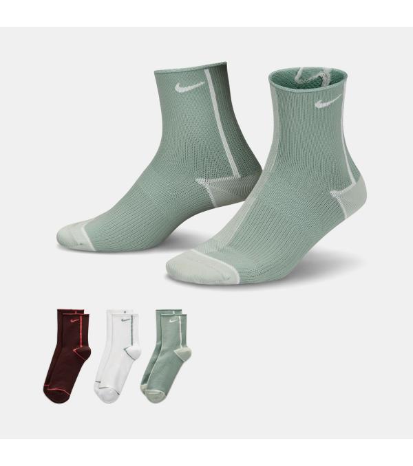 ΑΝΕΣΗ ΚΑΙ ΣΤΗΡΙΞΗ ΧΩΡΙΣ ΙΔΡΩΤΑ. Οι γυναικείες κάλτσες Nike Everyday Plus Lightweight Training Ankle Socks (CK6021-910) συνδυάζουν τεχνολογία απομάκρυνσης του ιδρώτα με αεριζόμενο διχτυωτό υλικό, για στεγνή και δροσερή αίσθηση στα πόδια από την προθέρμανση μέχρι την αποθεραπεία. Η λωρίδα ενίσχυσης με ριμπ ύφανση στην καμάρα αγκαλιάζει το μέσο του πέλματος για αίσθηση στήριξης. • Τεχνολογία Dri-FIT για στεγνή και άνετη αίσθηση στα πόδια. • Λωρίδα ενίσχυσης με ριμπ ύφανση στην καμάρα γύρω από το μέσο του πέλματος για αίσθηση στήριξης. • Αεριζόμενη κατασκευή στο επάνω τμήμα που επιτρέπει στο πόδι να αναπνέει. • Ενισχυμένο ύφασμα στη φτέρνα και τα δάχτυλα για μεγαλύτερη αντοχή. • 92-93% πολυέστερ/7-8% νάιλον • Πλύσιμο στο πλυντήριο • Κωδικός προίόντος : CK6021-910