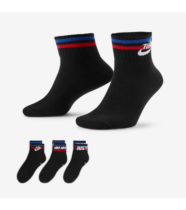 ΚΟΝΤΟ ΜΗΚΟΣ.ΜΕΓΑΛΗ ΑΝΕΣΗ. Οι κάλτσες μέχρι τον αστράγαλο Nike Essential Ankle Socks Black (DA2612-010) έχουν σύμμεικτο βαμβακερό ύφασμα κορυφαίας ποιότητας που συνδυάζεται με την αντικραδασμική προστασία στα δάχτυλα και τη φτέρνα, για άνετη εφαρμογή όλη μέρα. Κάθε ζευγάρι διαθέτει ένα χαρακτηριστικό σχέδιο Nike που σε βοηθά να αναβαθμίσεις το look σου. • Σύμμεικτο βαμβακερό ύφασμα κορυφαίας ποιότητας για απαλή αίσθηση και ανθεκτικότητα. • Αντικραδασμική προστασία στη φτέρνα και τα δάχτυλα για απόσβεση των προσκρούσεων. • Λωρίδα δυναμικής ενίσχυσης στην καμάρα για άνετη εφαρμογή. • 38-98% πολυέστερ/0-59% βαμβάκι/2-3% σπάντεξ • Πλύσιμο στο πλυντήριο • Εμφανιζόμενο χρώμα: Μαύρο/Λευκό/Game Royal/University Red • Κωδικός προϊόντος: DA2612-010