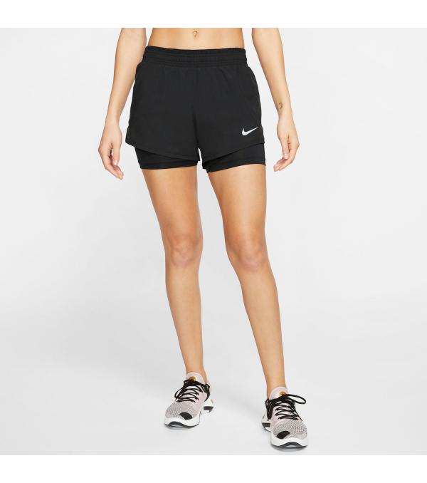 ΑΕΡΙΣΜΟΣ ΚΑΙ ΑΝΕΣΗ 2 ΣΕ 1. Το γυναικείο σορτς για τρέξιμο, Nike Women's 10K 2-In-1 Running Shorts Black (CK1004-010) διαθέτει σχεδίαση δύο σε ένα για δρομείς όλων των επιπέδων. Στη μοντέρνα εκδοχή του κλασικού σορτς για τον στίβο, προσφέρει ανάλαφρη άνεση και απαλή αίσθηση στο τρέξιμο. Οι εσωτερικές τσέπες επιτρέπουν τη μεταφορά των βασικών ειδών κατά τη διαδρομή σου. • Ανάλαφρο, άνετο και απαλό • Τεχνολογία Dri-FIT για στεγνή και άνετη αίσθηση, χωρίς ενοχλήσεις. Το ανάλαφρο ύφασμα και το διχτυωτό υλικό στις πλαϊνές φάσες επιτρέπουν την κυκλοφορία του αέρα. • Ανανεωμένη εμφάνιση • Η πιο φαρδιά ελαστική ζώνη προσφέρει άψογη εμφάνιση και αίσθηση. Η ζώνη με επένδυση και ρέλι από διχτυωτό υλικό εξασφαλίζει τον αερισμό του δέρματος. • Αποθήκευση για βασικά είδη • Εσωτερικές τσέπες για αποθήκευση μικροαντικειμένων, όπως κάρτες ή κλειδιά. • Κανονική εφαρμογή για χαλαρή, άνετη αίσθηση • Σώμα/επένδυση στη ζώνη: 100% πολυέστερ. Κολάν: 90% πολυέστερ/10% σπάντεξ. Επένδυση ενίσχυσης: 1