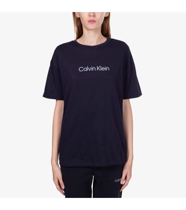 ΑΝΕΤΟ ΓΥΝΑΙΚΕΙΟ T-SHIRT ΑΠΟ ΤΗΝ PERFORMANCE ΣΕΙΡΑ ΤΗΣ CALVIN KLEIN. Γυναικείο κοντομάνικο μπλουζάκι, Calvin Klein Performance Relaxed Logo T-Shirt Black (00GWF2K117-BAE) σε άνετη χαλαρή γραμμή, σχεδιασμένο για να κινείσαι χωρίς περιορισμούς. Η CK PERFORMANCE φέρνει πρακτικότητα, στιλ και μεγάλη άνεση για την προπόνησή σου. • Χαλαρό κόψιμο για πλήρη ελευθερία κινήσεων. • Relaxed εφαρμογή • Ανακλαστικό λογότυπο μπροστά • 60% Βαμβάκι, 40% Πολυεστέρας • Κωδικός προϊόντος : 00GWF2K117-BAE Women's T-shirt from the Calvin Klein Performance line, with a relaxed fit, in pure black cotton jersey, with ribbed neckline and Calvin Klein logo printed in the center of the chest.