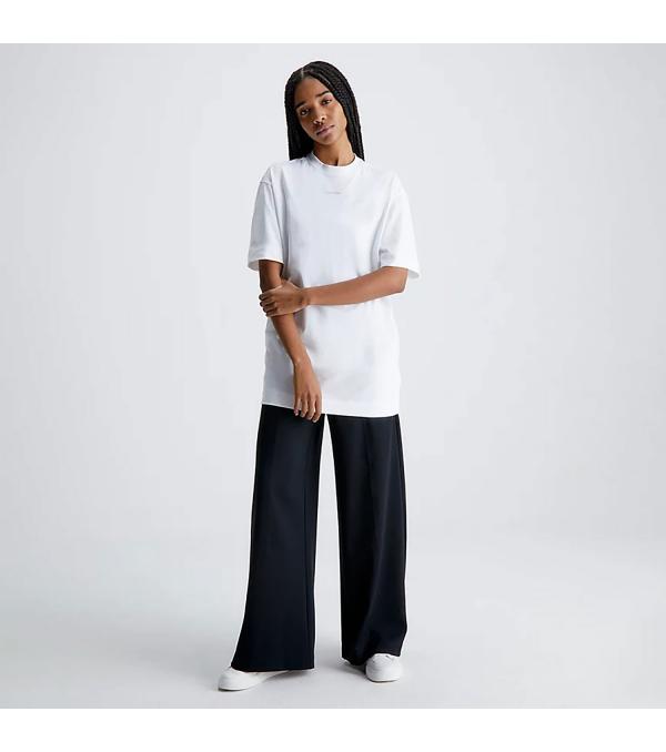 ΓΥΝΑΙΚΕΙΟ OVERSIZED T-SHIRT-ΦΟΡΕΜΑ ΑΠΟ ΤΗΝ PERFORMANCE ΣΕΙΡΑ ΤΗΣ CALVIN KLEIN. Γυναικείο κοντομάνικο μπλουζάκι-φόρεμα Calvin Klein Performance Oversized T-Shirt Dress White (00GWS3D902-YAF) από απαλό βαμβακερό ύφασμα, ιδανικό για τις αθλητικές σας δραστηριότητες. • Aπαλό βαμβακερό ύφασμα • Άνετη oversized μακριά εφαρμογή • Κανονική λαιμόκοψη, ριμπ ύφανση • Ρίγα με λογότυπο εσωτερικά της λαιμόκοψης • Κεντρική λωρίδα πίσω • Λογότυπο CK στο στήθος • 68% βαμβάκι, 32% πολυέστερ • Κωδικός προϊόντος : 00GWS3D902-YAF * Το μοντέλο είναι 1.76 και φοράει μέγεθος S Ανακάλυψτε τη καινοτόμα αθλητική σειρά CK Sport, φτιαγμένη για την απόλυτη άνεση. Αναβαθμισμένα στιλ και τεχνολογικές λεπτομέρειες, για τη βέλτιστη απόδοση. Σχεδιασμένο με υδροαπωθητική τεχνολογία για διαρκή άνεση.