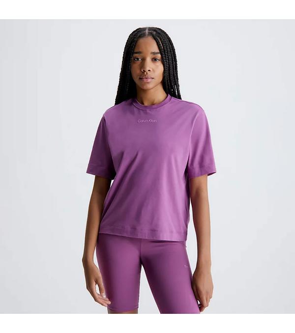 ΑΝΕΤΟ ΓΥΝΑΙΚΕΙΟ T-SHIRT ΑΠΟ ΤΗΝ PERFORMANCE ΣΕΙΡΑ ΤΗΣ CALVIN KLEIN. Γυναικείο κοντομάνικο μπλουζάκι Calvin Klein Performance Gym T-Shirt Purple (00GWS3K104-VAE) από απαλό βαμβακερό ύφασμα, ιδανικό για τις αθλητικές σας δραστηριότητες. • Βαμβακερό jersey • Άνετη εφαρμογή • Κανονική λαιμόκοψη, ριμπ ύφανση • Ρίγα με λογότυπο εσωτερικά της λαιμόκοψης • Lογότυπο Calvin Klein από καουτσούκ στο στήθος • 60% βαμβάκι, 40% πολυέστερ • Πλύσιμο στο πλυντήριο • Να μη χρησιμοποιείται στεγνωτήριο • Κωδικός προϊόντος : 00GWS3K104-VAE * Το μοντέλο είναι 1.76 και φοράει μέγεθος S Ανακάλυψτε τη καινοτόμα αθλητική σειρά CK Sport, φτιαγμένη για την απόλυτη άνεση. Αναβαθμισμένα στιλ και τεχνολογικές λεπτομέρειες, για τη βέλτιστη απόδοση. Σχεδιασμένο με υδροαπωθητική τεχνολογία για διαρκή άνεση.