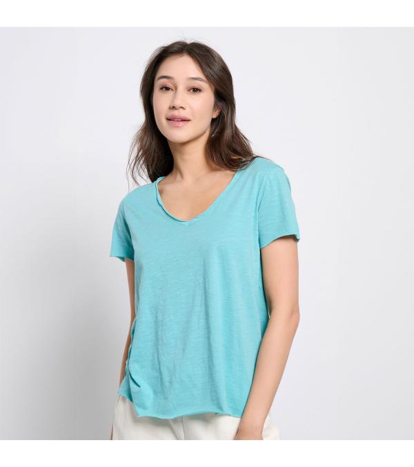ΑΝΕΤΟ, ΕΛΑΦΡΥ ΓΥΝΑΙΚΕΙΟ T-SHIRT. Γυναικείο κοντομάνικο μπλουζάκι Bodytalk V-Neck Loose T-shirt Green (1241-901628-00453) για καθημερινή άνεση. • Διαθέτει κοντό μανίκι και λαιμόκοψη τύπου V • Διακοσμείται με διακριτικό λογότυπο στην πλάτη • Άνετη εφαρμογή / φαρδιά γραμμή • Σύνθεση από 100% βαμβάκι flamma • Το μοντέλο φοράει μέγεθος S • Κωδικός προϊόντος : 1241-901628-00453