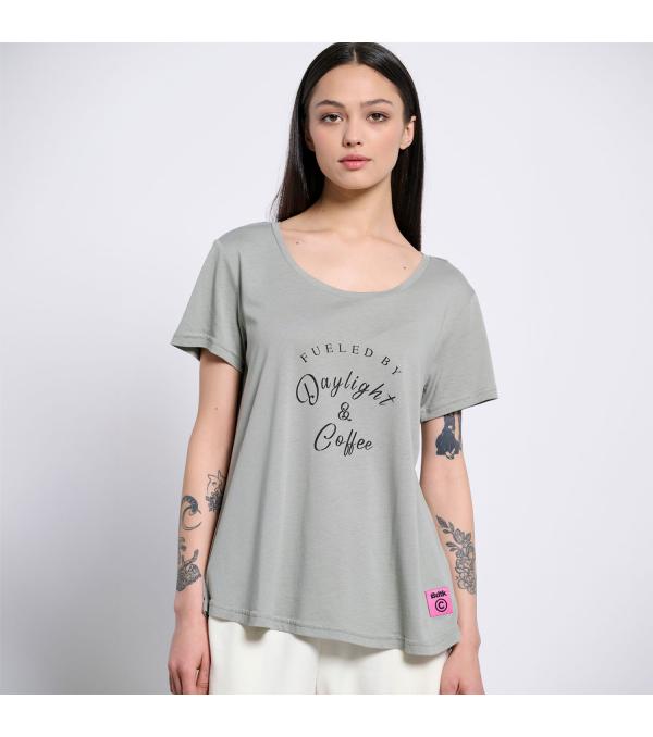 ΑΝΕΤΟ, ΕΛΑΦΡΥ ΓΥΝΑΙΚΕΙΟ T-SHIRT. Γυναικείο κοντομάνικο μπλουζάκι Bodytalk T-shirt Grey (1241-902628-00209) για καθημερινή άνεση. • Γυναικεία μακριά κοντομάνικη μπλούζα • Aπαλό βαμβακερό ύφασμα • Διαθέτει στρογγυλή λαιμόκοψη • Πιο μακρύ μήκος στο πίσω μέρος • Διακοσμείται με print • Kανονική εφαρμογή • Μοντέρνα και sporty επιλογή για τα καθημερινά σου outfit • Σύνθεση από 50% modal 50% cotton • Το μοντέλο φοράει μέγεθος S • Κωδικός προϊόντος : 1241-902628-00209