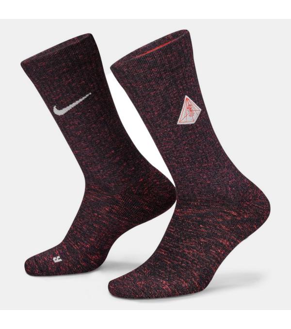 Αγωνίσου όπως ο Kyrie! Η Nike υπογράφει ένα άνετο ζευγάρι κάλτσες, κατασκευασμένο από ένα μείγμα απαλών υφασμάτων. Οι Multiplier Crew κάλτσες υπόσχονται να σε συνοδεύσουν κάθε στιγμή της ημέρας.     Πληροφορίες • Σύνθεση: 50% νάιλον / 43% πολυεστέρας / 7% spandex • Κανονική εφαρμογή • Απαλή αίσθηση    Extra Λεπτομέρειες • Nike & Kyrie σχέδιο • Χρώμα: Καφέ