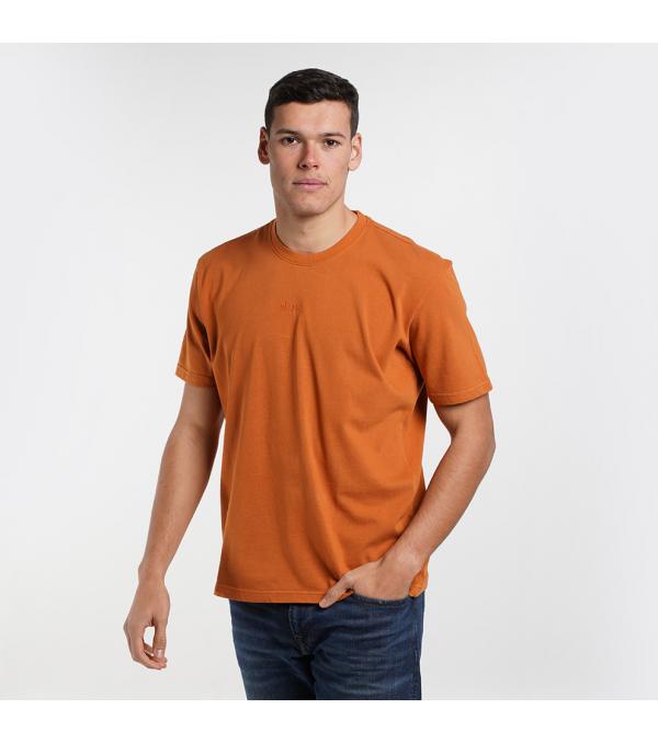 Η Slaps, το απόλυτο lifestyle brand, δημιούργησε αυτό το must-have t-shirt για να αναβαθμίσει τις εμφανίσεις σου. Φτιαγμένο από 100% οργανικό βαμβάκι, σου προσφέρει άνεση και απαλή αίσθηση όπου κι αν βρίσκεσαι. Η κανονική του γραμμή προσφέρει μια σταθερή, all-time classic εφαρμογή και το καθιστά ιδανικό για άπειρους χρωματικούς και στιλιστικούς συνδυασμούς. Είναι unisex, δίνοντάς σου την ελευθερία να το μοιράζεσαι με τον κολλητό ή την κολλητή σου και υπενθυμίζοντάς σου ότι το στυλ είναι μια μορφή έκφρασης που δεν έχει ορισμένο φύλο.     Πληροφορίες • Σύνθεση: 100% οργανικό βαμβάκι • Κανονική εφαρμογή • Ριμπ ύφανση στο λαιμό για σταθερότητα • Στρογγυλή λαιμόκοψη     Extra Λεπτομέρειες • Το μοντέλο είναι 192 εκ και φοράει L • Κεντητό λογότυπο Slaps  • Χρώμα: Πορτοκαλί