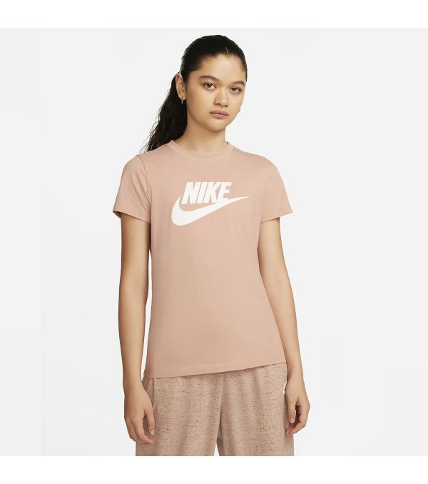 Γυναικείο T-shirt κατασκευασμένο από μαλακό, βαμβακερό ύφασμα με την υπογραφή της Nike να πρωταγωνιστεί στο μπροστινό μέρος. Το Nike Sportswear Essential μπλουζάκι είναι ιδανικό τόσο για το gym όσο και για ένα χαλαρό αθλητικό look. Χαρίζει μια άψογη εφαρμογή καθώς και μια απαλή αίσθηση καθ' όλη τη διάρκεια της ημέρας.                Πληροφορίες • Σύνθεση: 100% βαμβάκι • Κανονική εφαρμογή • Στρογγυλή λαιμόκοψη            Extra Λεπτομέρειες • Λογότυπο Nike στο στήθος • Πλύσιμο στο πλυντήριο • Χρώμα: Ροζ