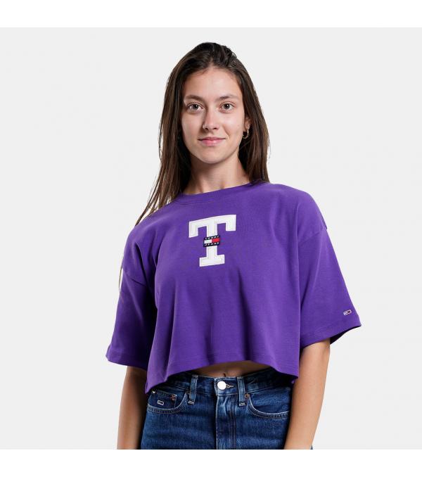 Γνώριζες ότι η εμβληματική μάρκα Tommy Jeans εμπνεύστηκε από τον αμερικανικό κολεγιακό αθλητισμό τη δεκαετία του 1980; Αυτό το cropped γυναικείο t-shirt αγκαλιάζει το στυλ σου με την υπογραφή του πανεπιστημίου με oversized εφαρμογή που προσθέτει μια πινελιά αιχμής στο καθημερινό look σου.            Πληροφορίες • Σύνθεση: 100% επεξεργασμένο βαμβάκι • Oversized εφαρμογή • Cropped • Στρογγυλή λαιμόκοψη           Extra Πληροφορίες • Branding Tommy Jeans • Χρώμα: Μωβ