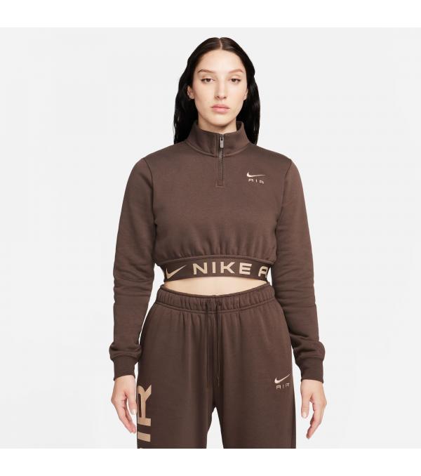 Αυτό το γυναικείο φούτερ της Nike προσφέρει τον τέλειο συνδυασμό δομής και άνεσης. Κατασκευασμένο από μεσαίου βάρους βουρτσισμένο fleece, είναι ιδιαίτερα μαλακό στο εσωτερικό και απαλό στο εξωτερικό. Η μοναδική εμφάνιση που θυμίζει bomber-jacket προσθέτει στιλ στο καθημερινό ντύσιμό σου. Ο γιακάς παραμένει όρθιος καθώς το ελαφρώς κομμένο μήκος λεπταίνει στην ελαστική μέση δίνοτας έμφαση στο look σου. Πληροφορίες • Σώμα: 80% βαμβάκι / 20% πολυεστέρας. Μέση: 48% νάιλον / 39% πολυέστερ / 13% σπάντεξ • Κανονική εφαρμογή • Ελαστική λωρίδα στη μέση • Cropped γραμμή • Φερμουάρ μήκους 1/4 • Ελαστικό στρίφωμα και μανσέτες Extra Λεπτομέρειες • Κεντημένο λογότυπο Swoosh • Branding Nike • Χρώμα: Καφέ Φροντίδα • Πλύσιμο στο πλυντήριο