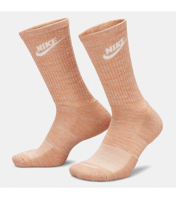 Αυτές οι κάλτσες προσφέρουν απίστευτα απαλή αίσθηση. Η μελανζέ πλεκτή κατασκευή χαρίζει εμφάνιση κατάλληλη για τον ανώμαλο δρόμο και εξαιρετικά άνετη αίσθηση, προσφέροντας την ιδανική επιλογή για συνδυασμό με τα αγαπημένα σου σανδάλια, μποτάκια πεζοπορίας και sneaker. Πληροφορίες • Σύνθεση: 97% πολυέστερας /2% σπάντεξ /1% νάιλον • Η αντικραδασμική προστασία κάτω από το μπροστινό μέρος και τη φτέρνα συμβάλλει στη μείωση των κραδασμών κατά τη διάρκεια της προπόνησης • Η τεχνολογία Dri-FIT παρέχει στεγνή και άνετη εφαρμογή • Η λωρίδα γύρω από την καμάρα χαρίζει σφιχτή αίσθηση και στήριξη • Το αεριζόμενο πλεκτό μοτίβο στο επάνω μέρος παρέχει καλύτερο αερισμό • Το ενισχυμένο ύφασμα στη φτέρνα και στα δάχτυλα προσφέρει ανθεκτικότητα Extra Λεπτομέρειες • Πακέτο 2 τεμαχίων • Χρώμα: Πορτοκαλί