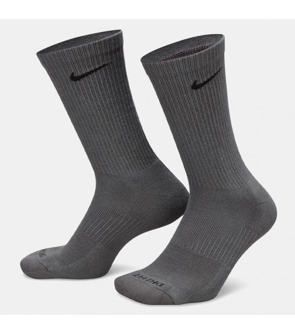 Κάνε δικές σου τις κάλτσες Nike Everyday Plus Cushioned οι οποίες προσφέρουν άνεση στην προπόνηση, καθώς έχουν πρόσθετη αντικραδασμική προστασία κάτω από τη φτέρνα και το μπροστινό μέρος, αλλά και σφιχτή, υποστηρικτική λωρίδα ενίσχυσης στην καμάρα. Η τεχνολογία απομάκρυνσης του ιδρώτα και η κυκλοφορία του αέρα στο επάνω μέρος εξασφαλίζουν στεγνή και δροσερή αίσθηση στα πόδια, για να ξεπεράσεις τα όριά σου για άλλο ένα σετ. Πληροφορίες • Σύνθεση: 62-69% βαμβάκι/29-36% πολυέστερ/2% σπάντεξ • Κανονική εφαρμογή • Η αντικραδασμική προστασία κάτω από το μπροστινό μέρος και τη φτέρνα συμβάλλει στη μείωση των κραδασμών κατά τη διάρκεια της προπόνησης • Η τεχνολογία Dri-FIT παρέχει στεγνή και άνετη εφαρμογή • Η λωρίδα γύρω από την καμάρα χαρίζει σφιχτή αίσθηση και στήριξη • Το διαπνέον πλεκτό μοτίβο στο επάνω μέρος παρέχει καλύτερο αερισμό • Το ενισχυμένο ύφασμα στη φτέρνα και στα δάχτυλα προσφέρει ανθεκτικότητα Extra Λεπτομέρειες • Branding Nike • Χρώμα: Πολύχρωμο