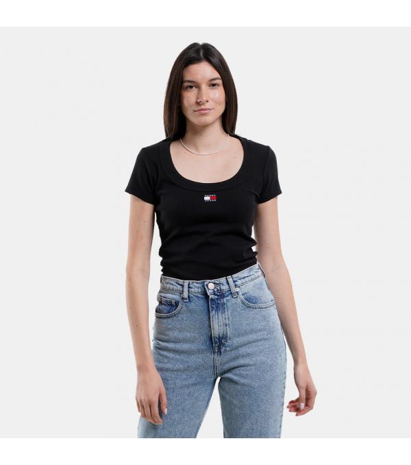Το T-shirt από την Tommy Jeans είναι εδώ για να πάει σε επόμενο επίπεδο την συλλογή σου. Είναι κατασκευασμένο από premium ύφασμα με χαλαρή εφαρμογή για μέγιστη άνεση, ενώ ολοκληρώνεται με το design του brand στο στήθος. Πληροφορίες • Σύνθεση: 68% βαμβάκι / 28% ανακυκλωμένο βαμβάκι / 4% ελαστάνη • Κανονική εφαρμογή • Στρογγυλή λαιμόκοψη • Από βιώσιμα υλικά, οργανικής ή ανακυκλωμένης προέλευσης, φιλικά προς το περιβάλλον Extra Λεπτομέρειες • Λογότυπο Tommy Jeans • Χρώμα: Μαύρο