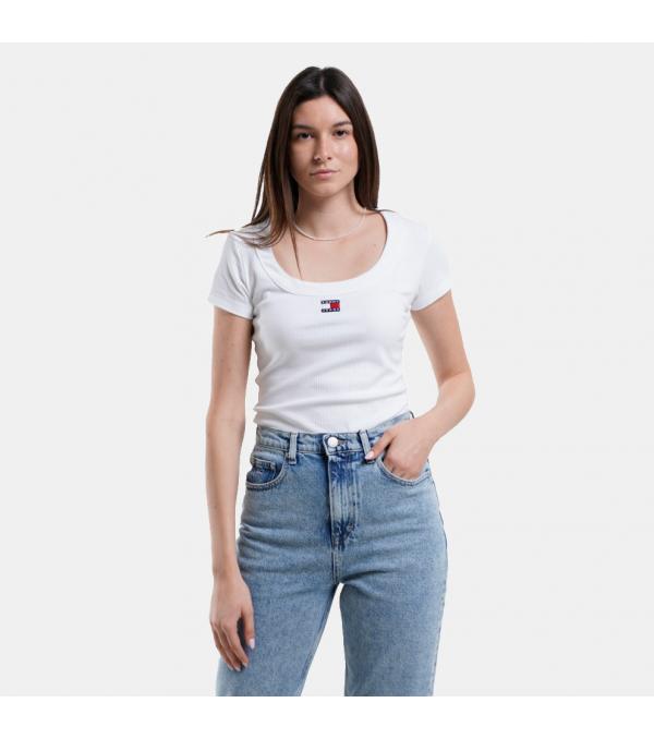 Με την υπογραφή της Tommy Jeans αυτό το T-shirt, είναι εδώ για να πάει σε επόμενο επίπεδο την συλλογή σου. Είναι κατασκευασμένο από premium ύφασμα με χαλαρή εφαρμογή για μέγιστη άνεση, ενώ ολοκληρώνεται με το design του brand στο στήθος. Πληροφορίες • Σύνθεση: 68% βαμβάκι / 28% ανακυκλωμένο βαμβάκι / 4% ελαστάνη • Κανονική εφαρμογή • Στρογγυλή λαιμόκοψη • Από βιώσιμα υλικά, οργανικής ή ανακυκλωμένης προέλευσης, φιλικά προς το περιβάλλον Extra Λεπτομέρειες • Λογότυπο Tommy Jeans • Χρώμα: Άσπρο